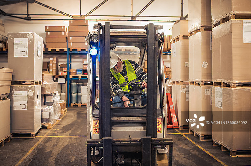 仓库工人工作场景图片素材