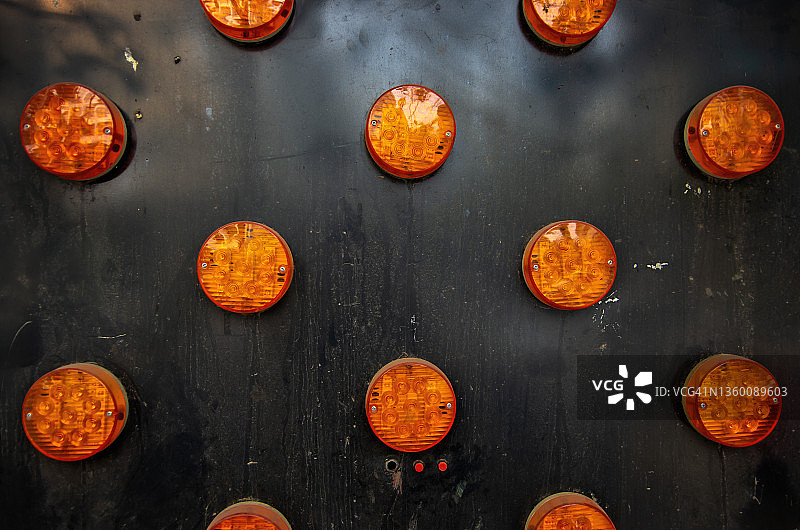 未点亮的道路施工绕行指示牌图片素材