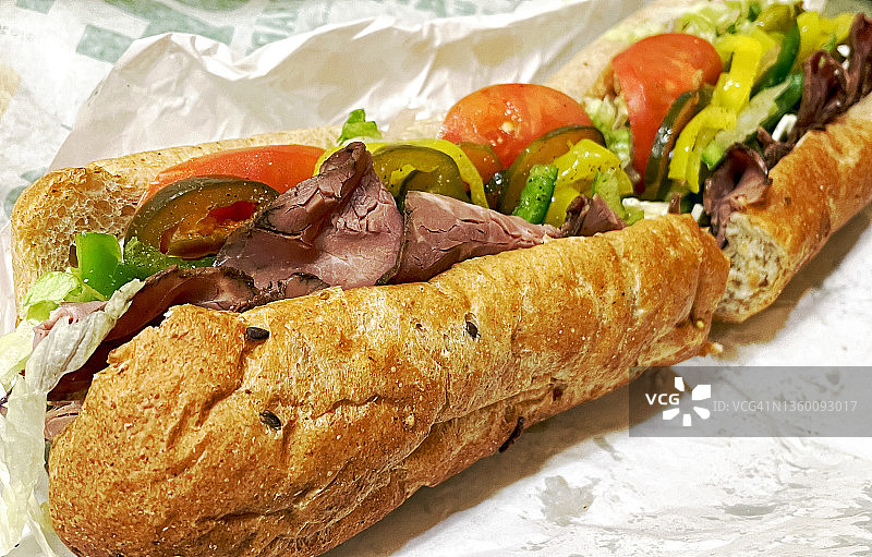 含有大量蔬菜的烤牛肉潜艇堡快餐图片素材