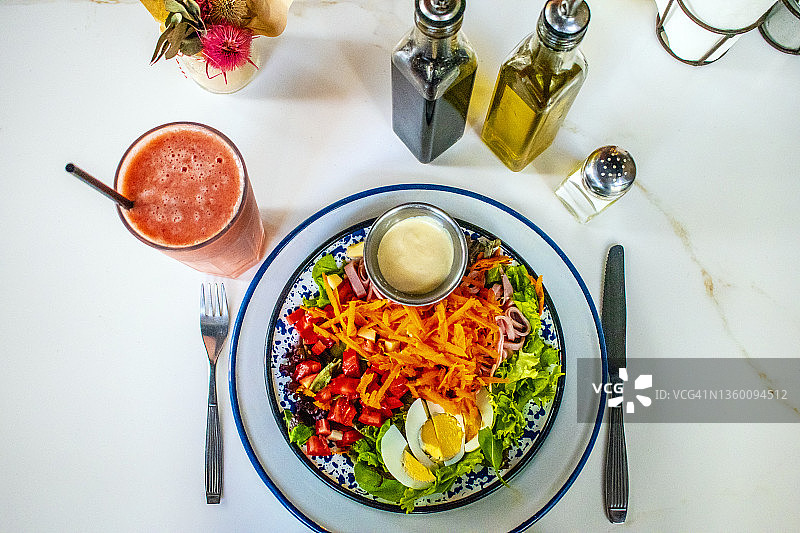 蔬菜、火腿和奶酪沙拉配草莓冰沙图片素材