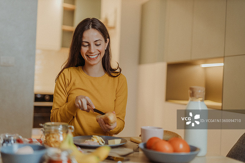 独自享用早餐图片素材