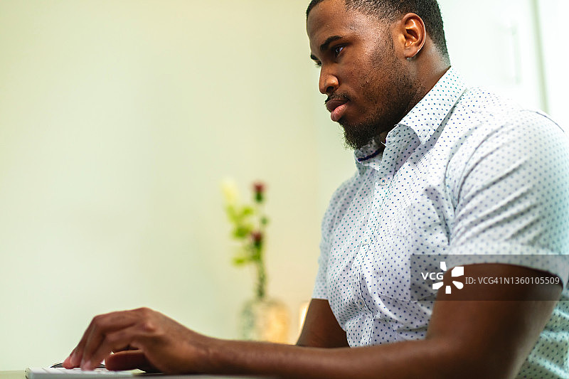 美国西部非裔美国男商人居家远程办公照片图片素材