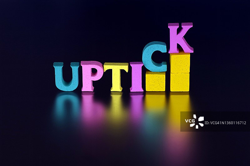 木制字母和积木的彩色静物-“上涨”图片素材