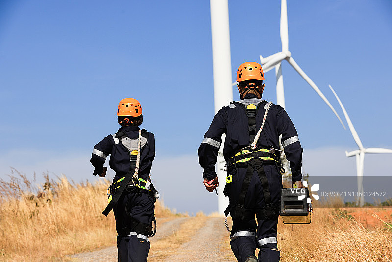 年轻维护工程师团队在风力涡轮机场工作图片素材