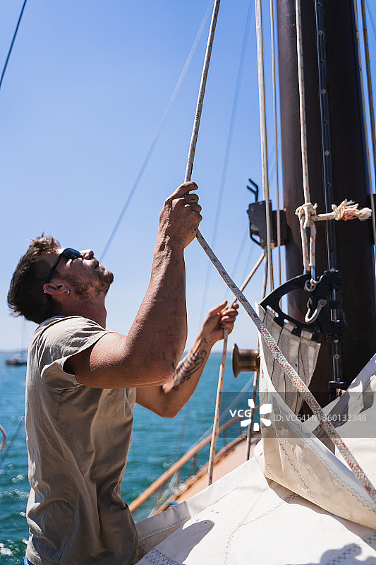 竖版海上帆船上工作的男人图片素材