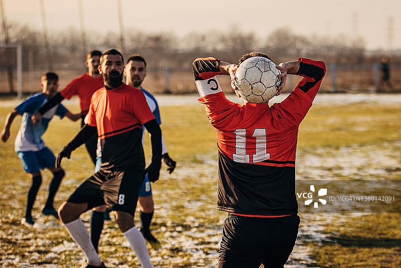 足球比赛中的界外球图片素材
