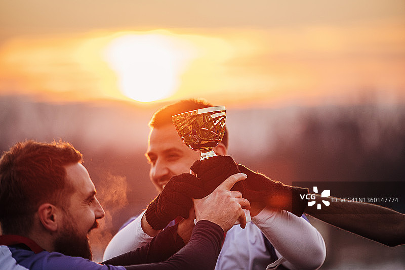 足球队赢得奖杯图片素材