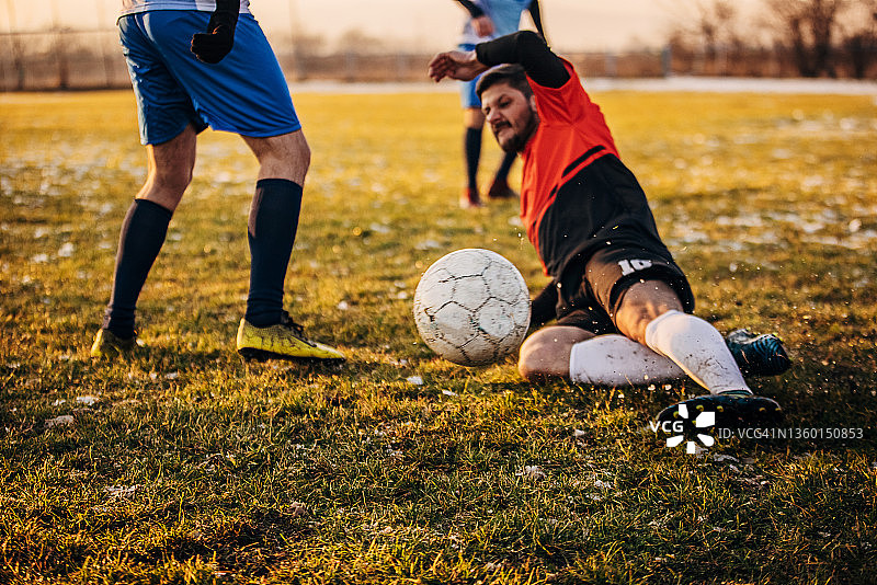 足球铲球图片素材