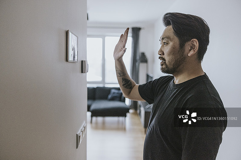 男子通过智能门摄像头问候朋友图片素材