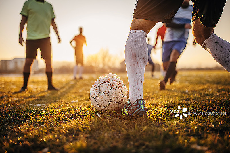 男子足球决斗图片素材