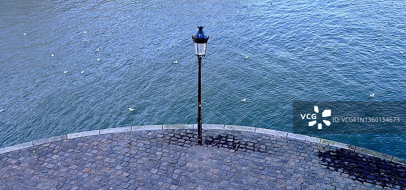 塞纳河沿岸的独立路灯图片素材