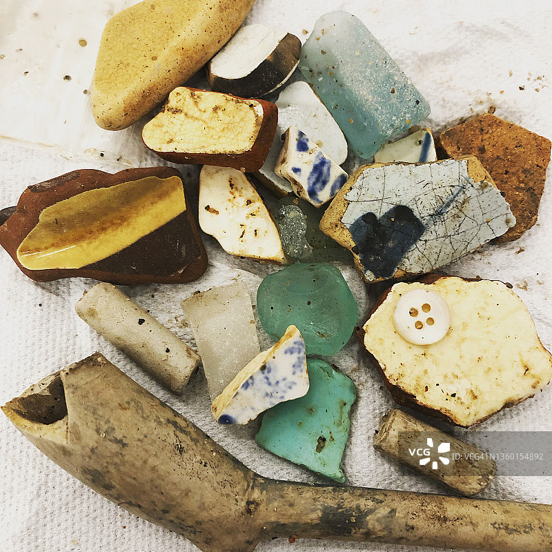 在伦敦泰晤士河发现的旧陶器碎片和管道图片素材