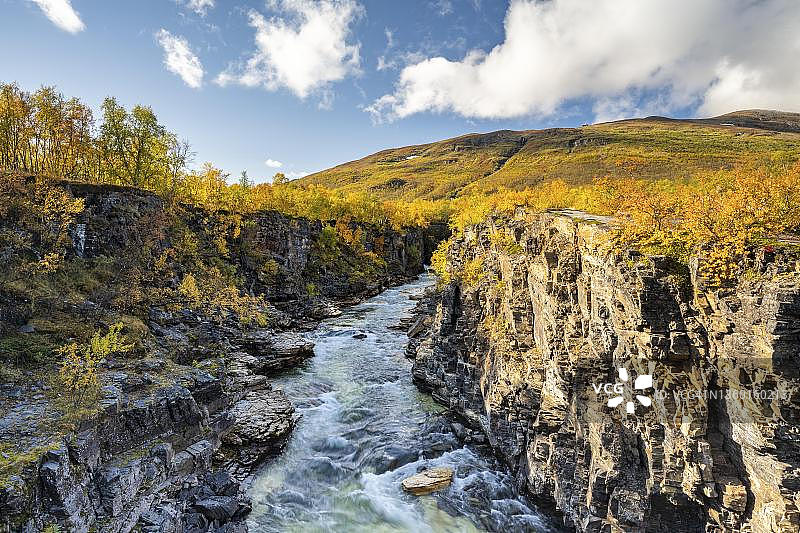 瑞典拉普兰阿比斯库国家公园秋季峡谷风光图片素材