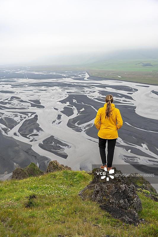 在冰岛南部地区迪莫纳雷利尔山上徒步，俯瞰冲积地和蜿蜒的河流图片素材