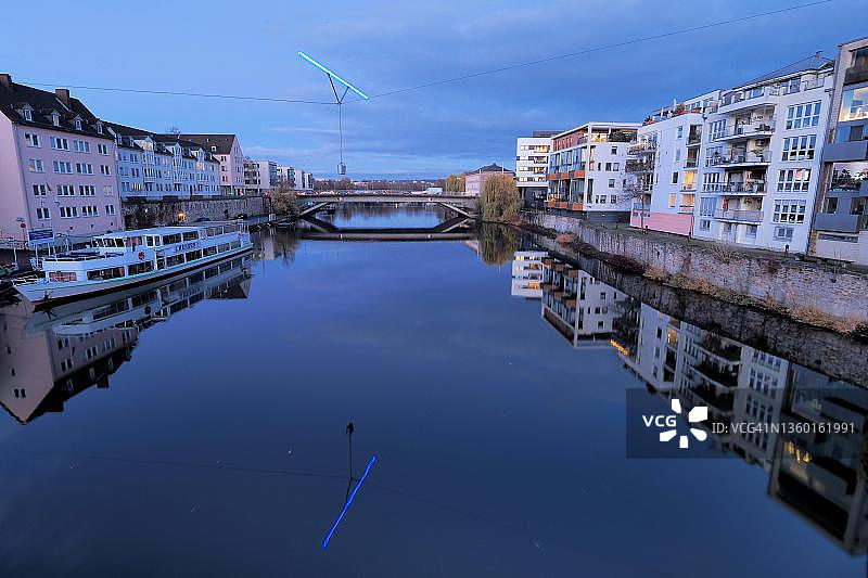 卡塞尔城市景观：富尔达河上的蓝色舞者图片素材