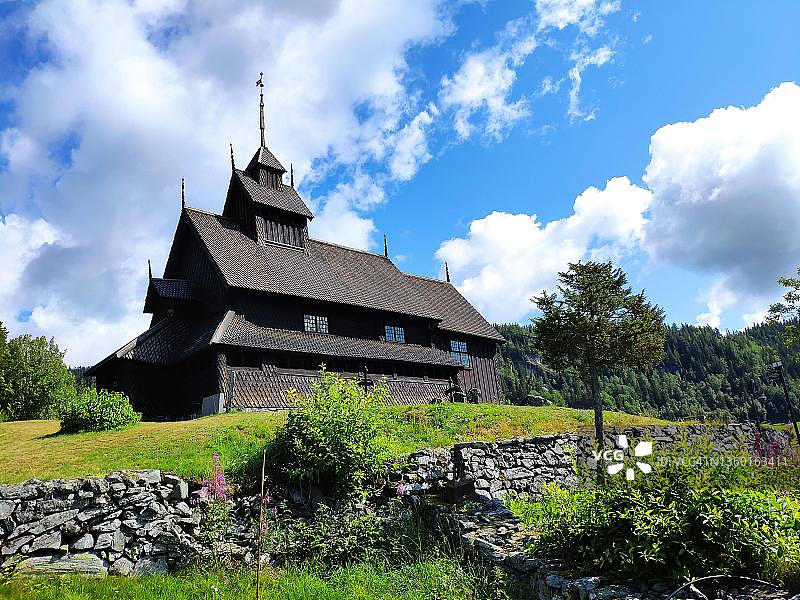 挪威西泰勒马克郡埃兹伯格木板教堂图片素材