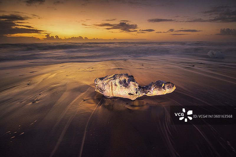 冰岛钻石海滩上的冰龟景观，杰古沙龙冰川泻湖图片素材