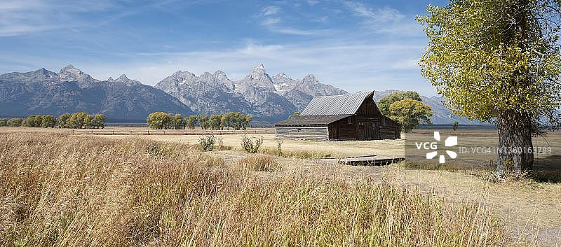 美国怀俄明州大提顿国家公园摩门街历史区的老谷仓图片素材