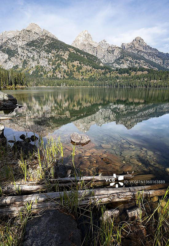 提顿峰和提温诺特山的塔格特湖倒影，美国怀俄明州大提顿国家公园图片素材
