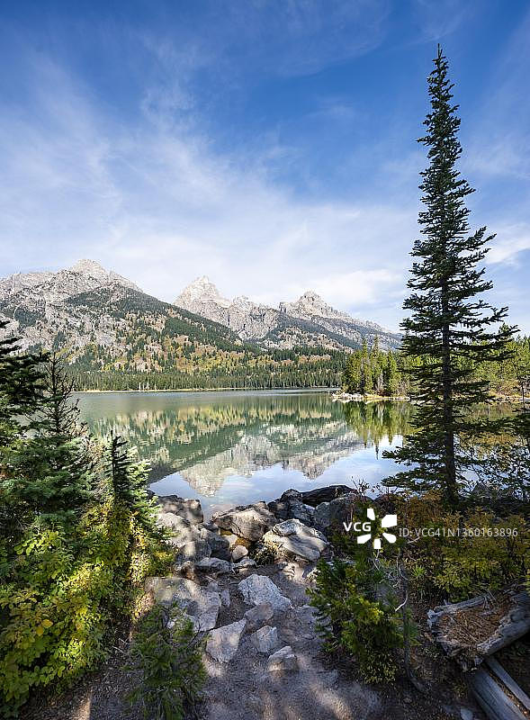 提顿峰和提温诺特山的塔格特湖倒影，美国怀俄明州大提顿国家公园图片素材