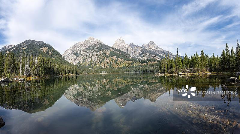提顿峰和提温诺特山的塔格特湖倒影，美国怀俄明州大提顿国家公园图片素材