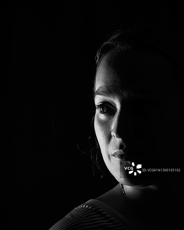 黑白人像摄影：女性图片素材