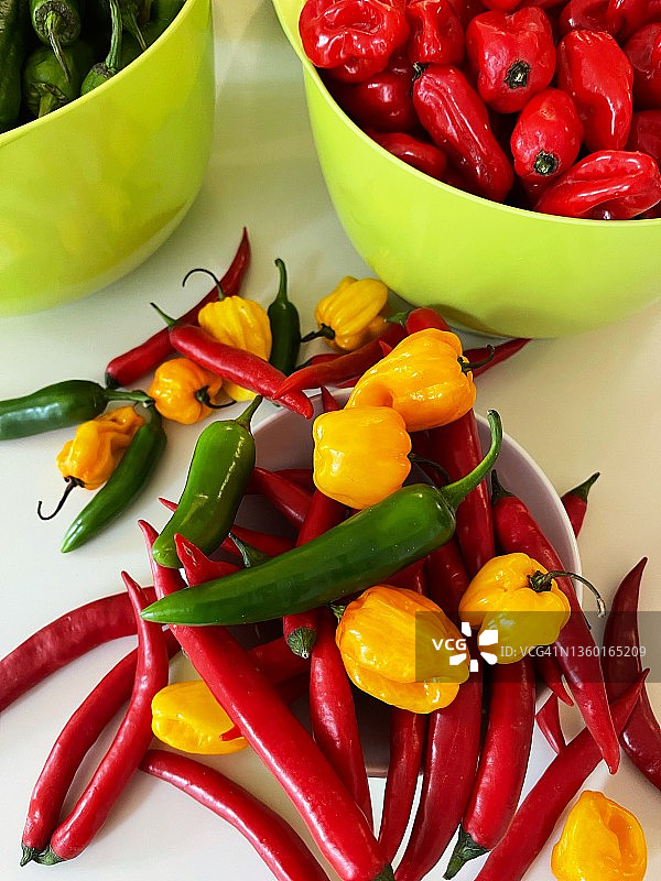 俯视角度：桌上碗中的什锦辣椒图片素材