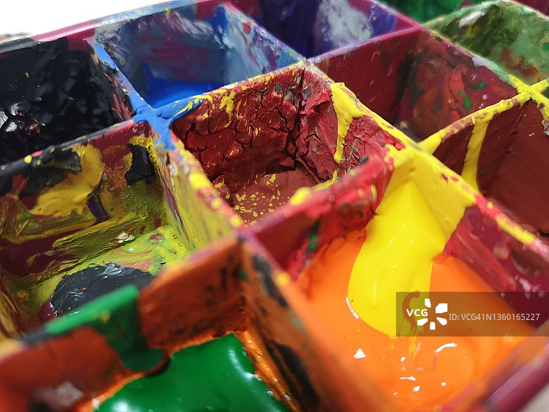 调色板中不同颜色的颜料特写图片素材