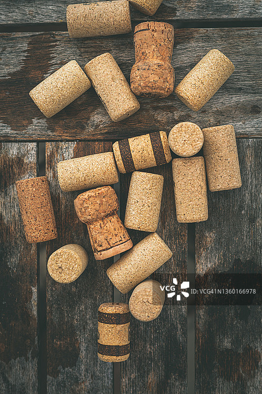 木桌上各种软木塞的俯视图图片素材