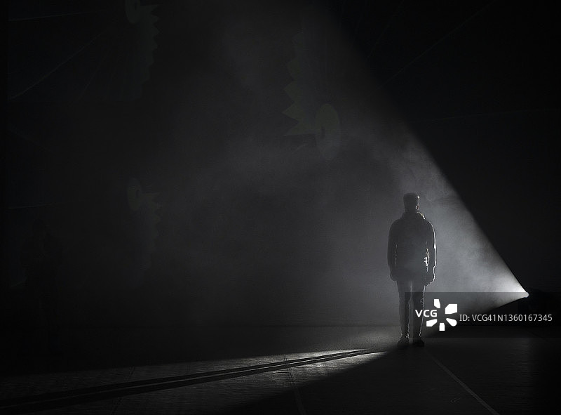 阴影中一个幽灵般的男子剪影图片素材