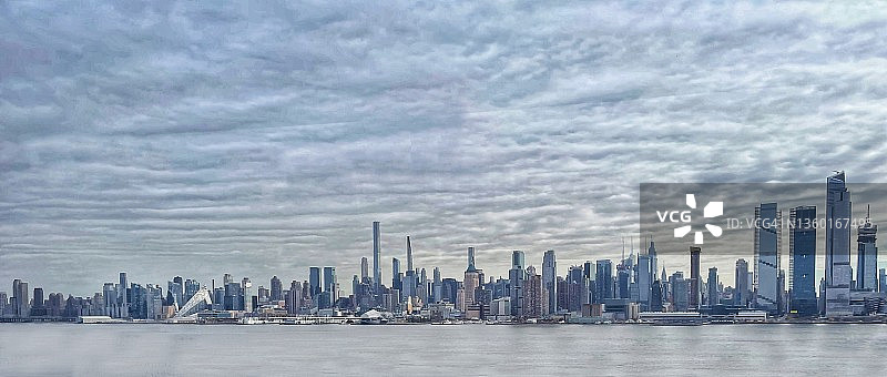 从新泽西州看曼哈顿中城天际线和哈德逊河，美国纽约图片素材