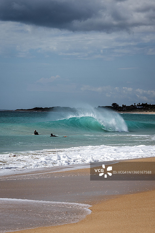 西班牙安达卢西亚卡迪斯卡诺斯德梅卡特拉法加灯塔海滩浅水区的两位冲浪者图片素材