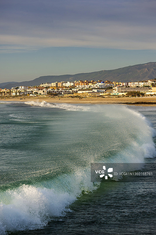 莱万特风在西班牙安达卢西亚加的斯塔里法海中掀起波浪图片素材