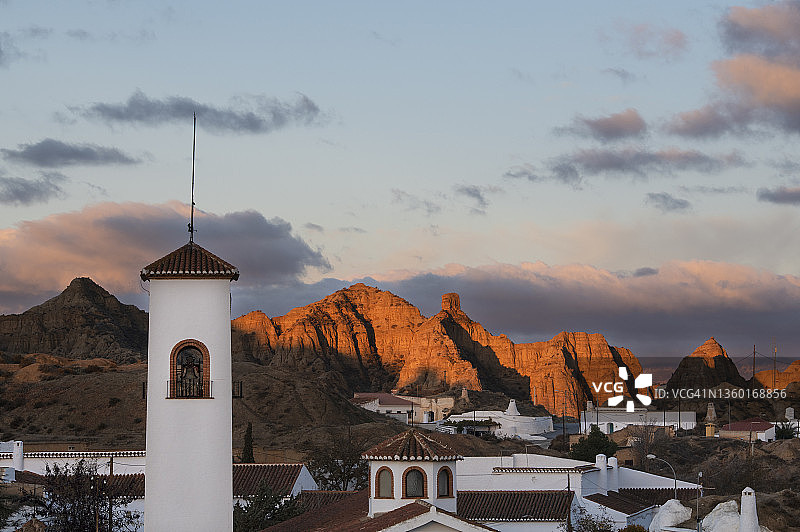 西班牙安达卢西亚格拉纳达瓜迪克斯村和内华达山脉的黄昏图片素材