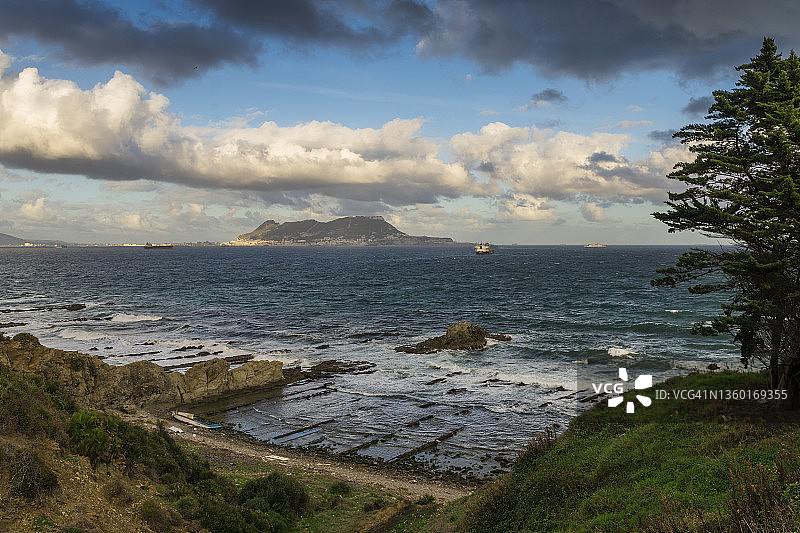 从西班牙海岸阿尔赫西拉斯、加的斯、安达卢西亚观看的直布罗陀岩石图片素材