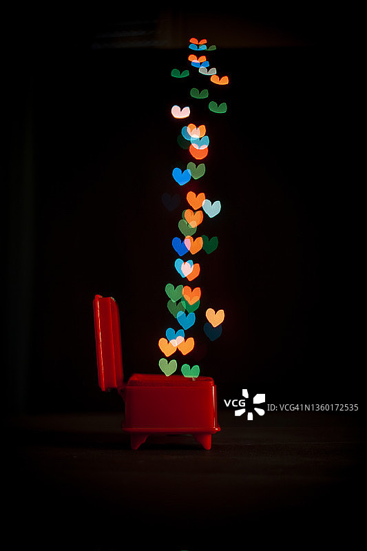 珠宝盒中发光的爱心。创意摄影，爱情概念图片素材