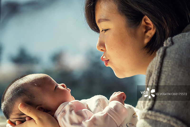 母亲和她的宝宝图片素材