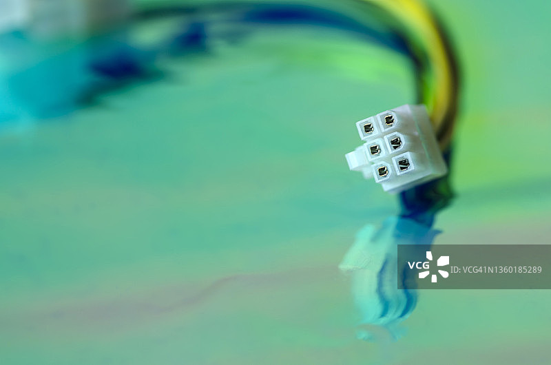全息背景上的6针分离器电源适配器线缆，电脑组件图片素材