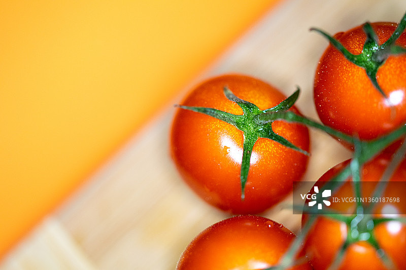 清洗过的藤蔓樱桃番茄特写图片素材