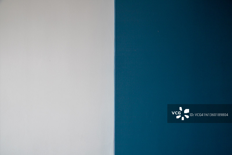 家中墙纸装饰的双色调，混凝土墙背景，蓝白墙图片素材