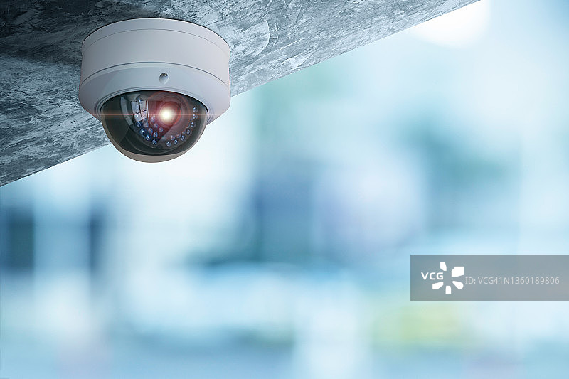 现代建筑天花板上的监控摄像头图片素材
