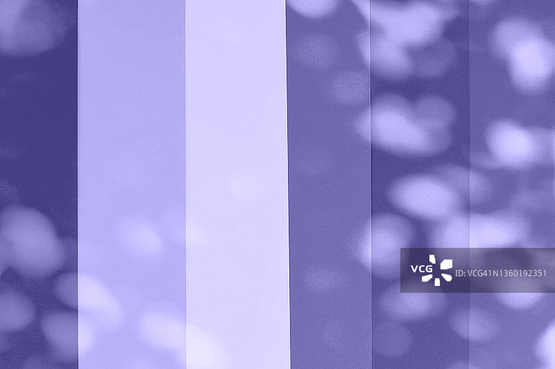 不同紫色色调的通用抽象条纹背景。现代背景。品红色背景。条纹背景。铭文位置。时尚的Very Peri颜色。通用背景。图片素材