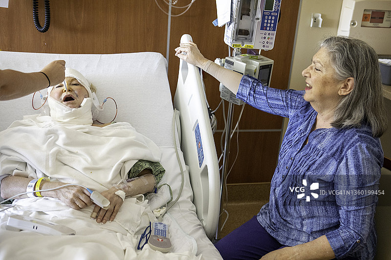 医疗系列：护士为术后老年女患者测量体温图片素材