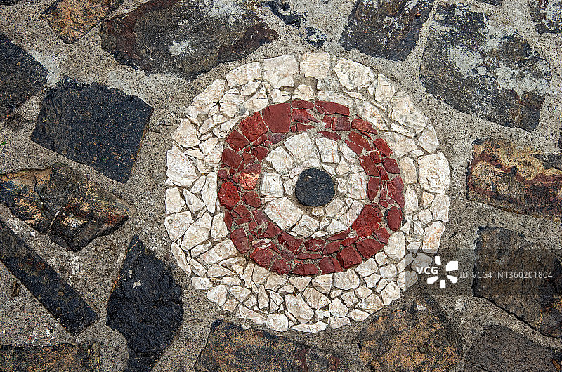 鹅卵石街道上的石制目标图片素材