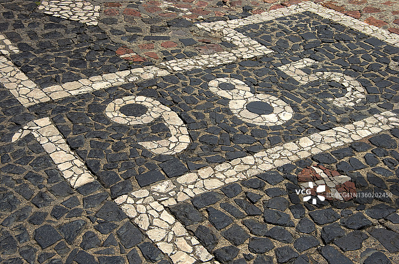 1985年墨西哥格雷罗州塔斯科德阿拉尔孔鹅卵石街道上的白色石头图片素材