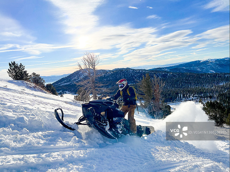 太浩湖山区雪地摩托和滑雪图片素材
