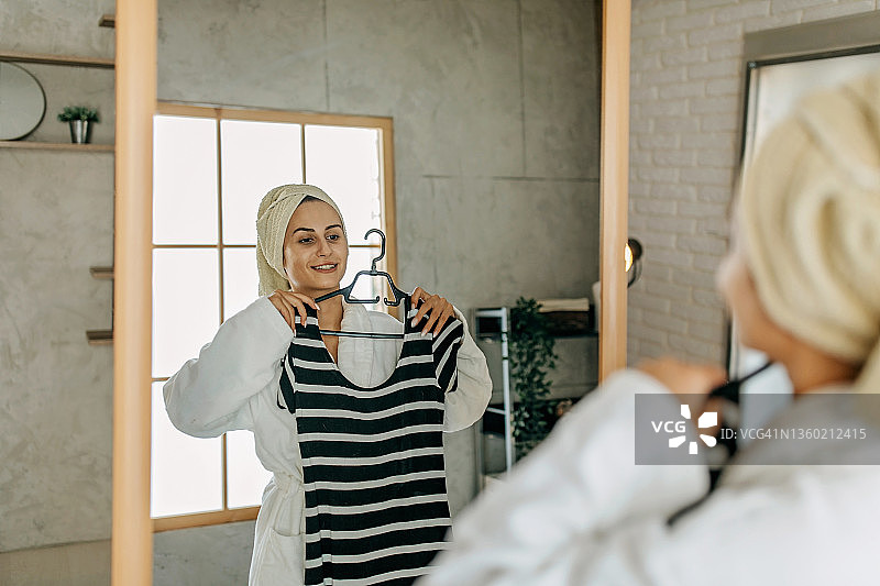 年轻女人裹浴巾淋浴后放松图片素材