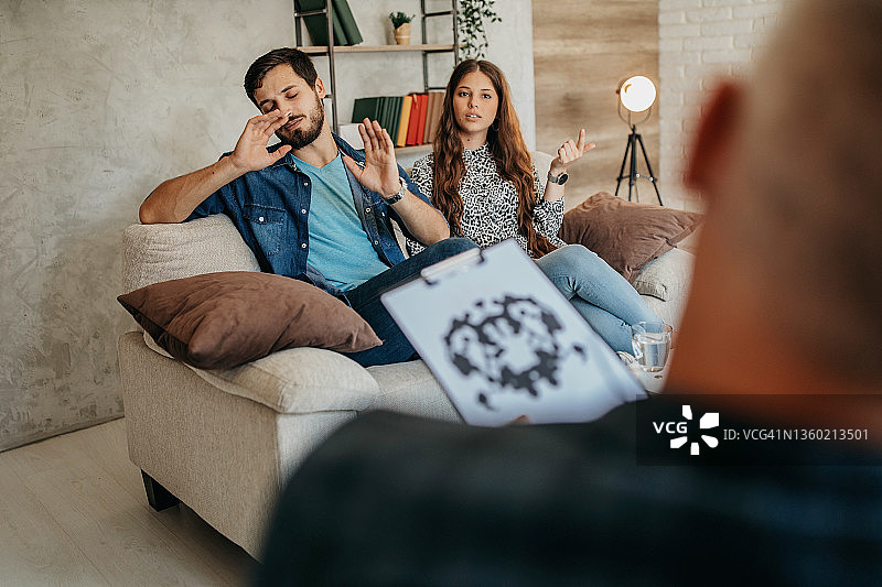 年轻情侣在咨询中与治疗师交谈图片素材