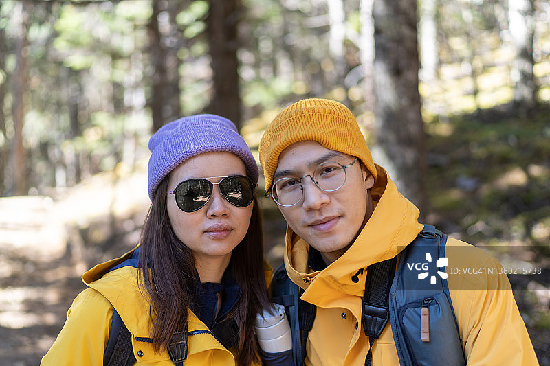 一对夫妇在山中徒步旅行图片素材