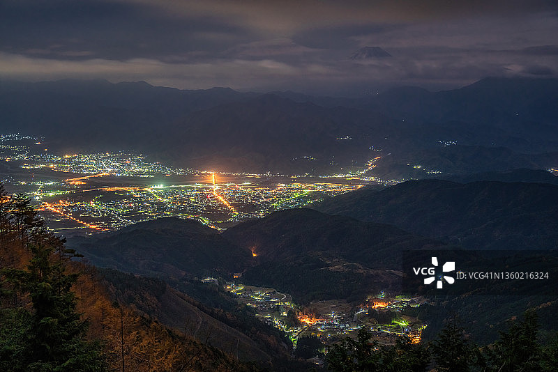隐藏富士山的夜景图片素材